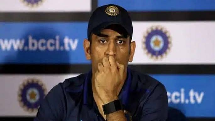 “ஊழல் புகாரில் தோனி பெயரையும் சேர்க்கவேண்டும்” : புகாரால் கலக்கத்தில் இருக்கும் தோனி ரசிகர்கள்!