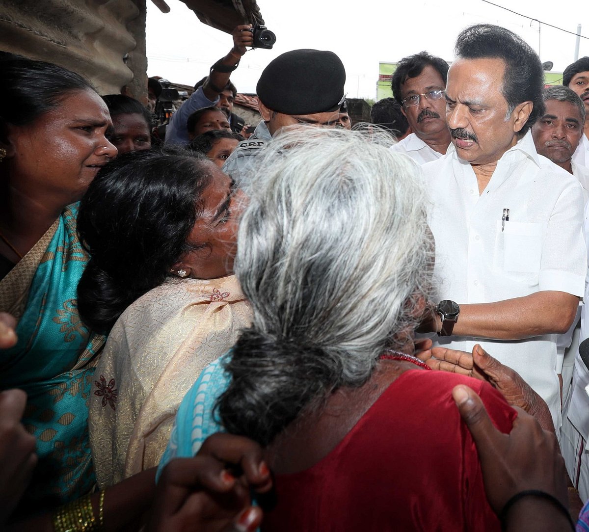 மேட்டுப்பாளையத்தில் சுவர் இடிந்து 17 பேர் பலி : நேரில் சென்று ஆறுதல் தெரிவித்த மு.க.ஸ்டாலின்! (PHOTOS)
