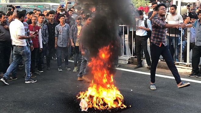 #LIVE | பற்றி எரியும் அசாம், திரிபுரா - குடியுரிமை சட்டத்திருத்த மசோதாவுக்கு எதிரான போராட்டம் தீவிரம்!