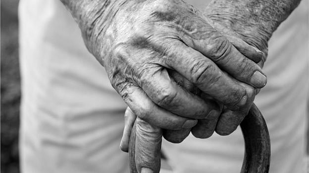 கவனித்துக்கொள்ளாமல் வீட்டைவிட்டு வெளியேற்றிய மகனிடமிருந்து சொத்து பறிமுதல்: வயதான தந்தையிடம் ஒப்படைப்பு! 