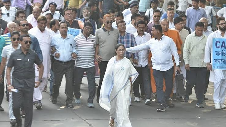 "நான் உயிரோடிருக்கும் வரை உங்களால் குடியுரிமை சட்டத்தை அமல்படுத்த முடியாது” - மம்தா பானர்ஜி சூளுரை!