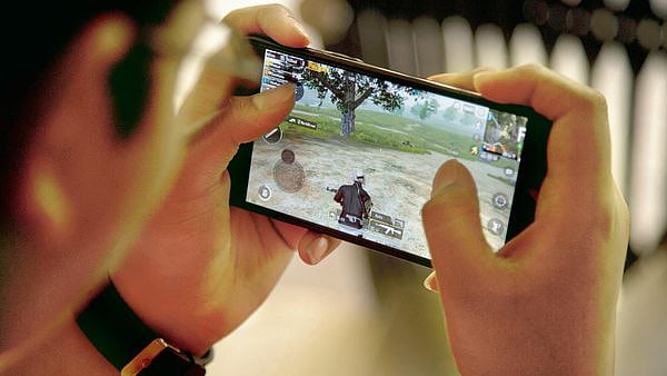 'ஆன்லைன் விளையாட்டு ஆசை காட்டி மளிகைக்கடைக்காரர் மகன்களிடம் ரூ.8 லட்சம் அபேஸ்'- பெண் உட்பட மூவர் தலைறைவு