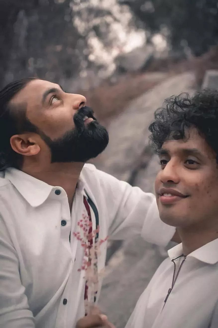 இணையத்தைக் கலக்கும் தன்பாலின காதலர்களின் pre-wedding போட்டோஷூட்! (ALBUM)