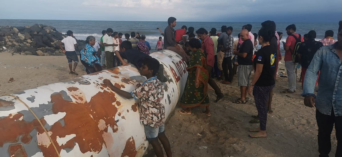 “எங்கள் வலையில் சிக்கிய ராக்கெட் எங்களுக்குத் தான் சொந்தம்” - புதுச்சேரியில் மீனவர்கள் நூதன போராட்டம்!