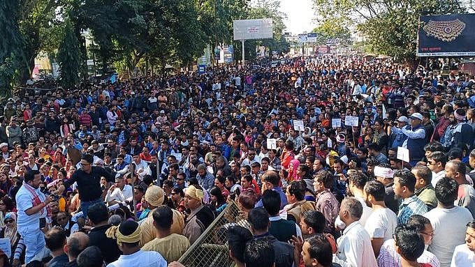 குடியுரிமை மசோதாவுக்கு எதிராக வெடித்த போராட்டம் - அசாமில் இயல்புநிலை கடுமையாக பாதிப்பு ! 