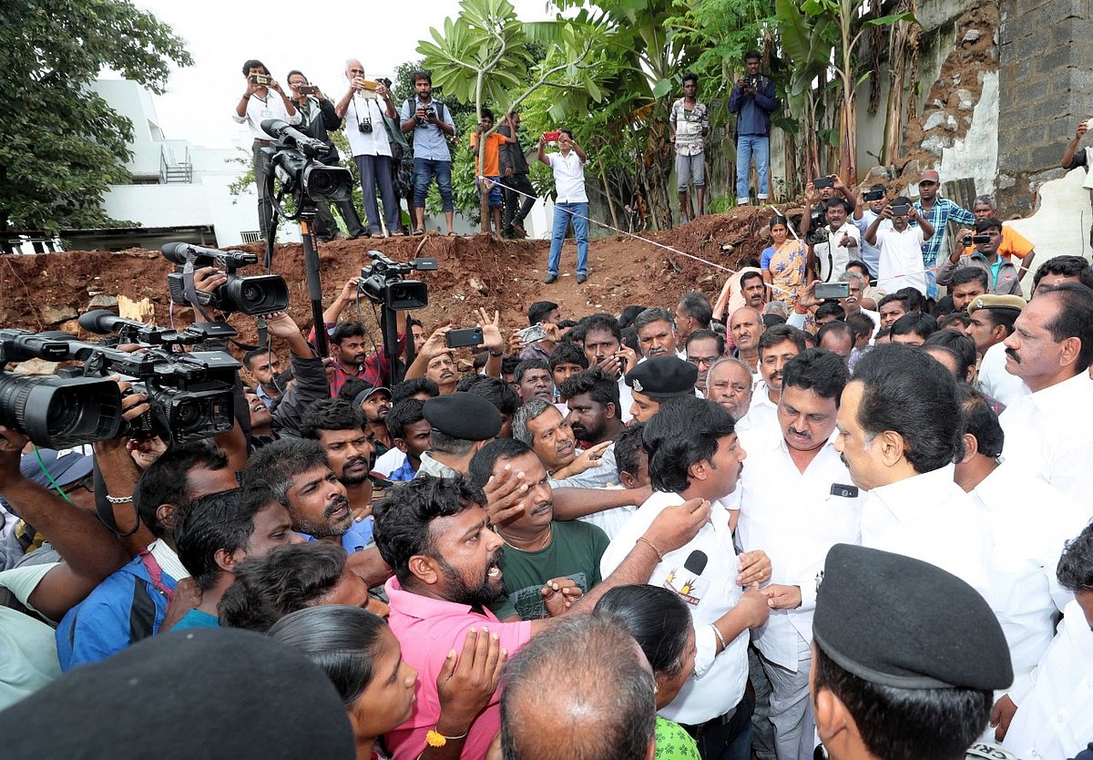 மேட்டுப்பாளையத்தில் சுவர் இடிந்து 17 பேர் பலி : நேரில் சென்று ஆறுதல் தெரிவித்த மு.க.ஸ்டாலின்! (PHOTOS)