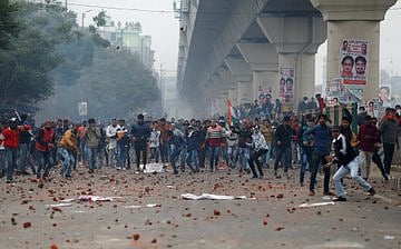 #CAA மீண்டும் போராட்டக் களமாகும் டெல்லி : போலிஸார் போராட்டக்காரர்கள் இடையே மோதல்!