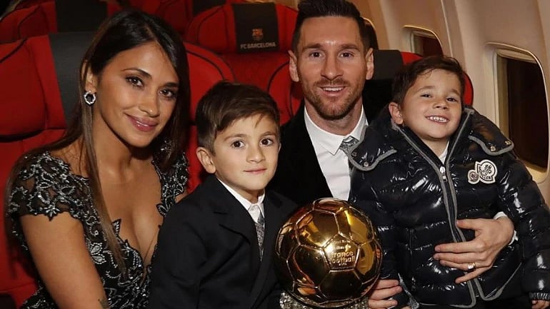 6வது முறையாக சிறந்த வீரர் பட்டம் : தங்கப்பந்து வென்ற மெஸ்ஸி!