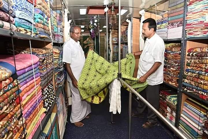 பேருந்தில் கைத்தறி துணிகள் விற்பனை : வித்தியாசமான முறையில் களத்தில் இறங்கிய சென்னிமலை கூட்டுறவு சங்கம்