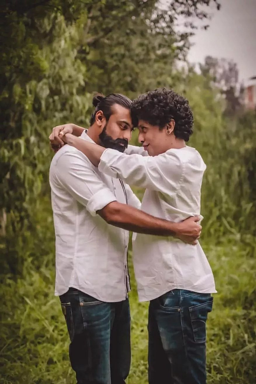 இணையத்தைக் கலக்கும் தன்பாலின காதலர்களின் pre-wedding போட்டோஷூட்! (ALBUM)