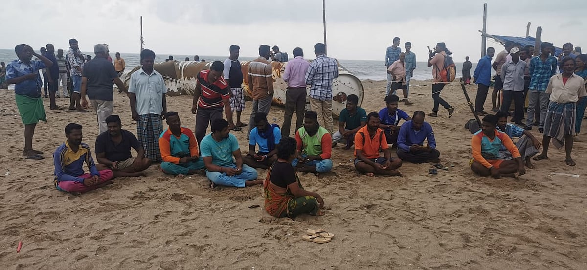 “எங்கள் வலையில் சிக்கிய ராக்கெட் எங்களுக்குத் தான் சொந்தம்” - புதுச்சேரியில் மீனவர்கள் நூதன போராட்டம்!