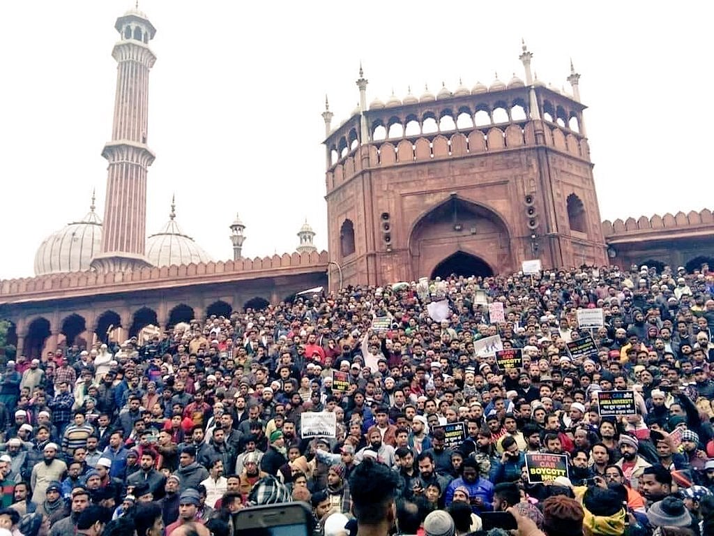 ஜூம்மா மசூதி முன்பு ஆயிரக்கணக்கில் குவிந்த மக்கள்