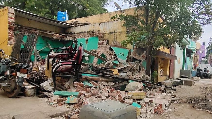 தொடரும் கந்துவட்டி கொடுமை : குடியிருந்த வீட்டை இடித்துத் தள்ளிய கந்துவட்டி கும்பல் அராஜகம்! 