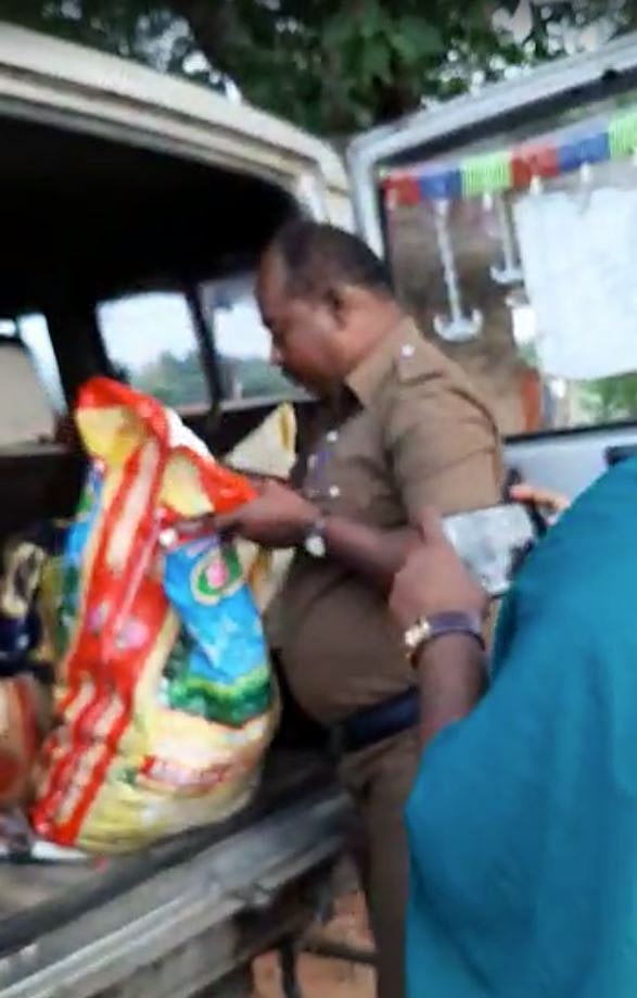 வாக்காளர்களுக்கு வழங்க பரிசுப்பொருளுடன் சென்ற அ.தி.மு.கவினரின் வாகனம் பறிமுதல்; திருவள்ளூரில்  அதிரடி!