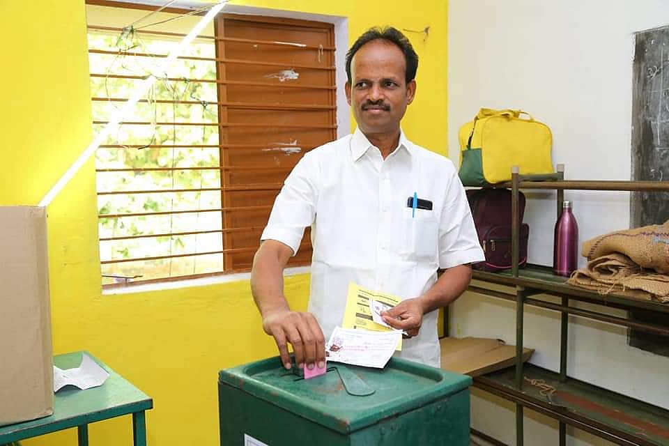 #LIVEUPdate|ஊரக உள்ளாட்சி தேர்தல் : இரண்டாம் கட்ட வாக்குப்பதிவு தொடக்கம் - பல இடங்களில் முறைகேடு!