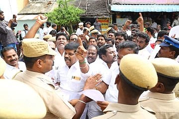 #LIVE  தமிழகம் முழுக்க தி.மு.க இளைஞரணி நடத்திய குடியுரிமை மசோதா எதிர்ப்பு போராட்டம்! - ஏராளமானோர் கைது!