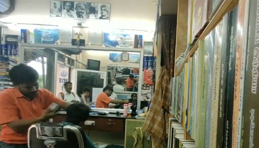 “புத்தகம் படித்தால் ஹேர் கட் ஆஃபர்” - தூத்துக்குடியில் அறிவுப்பசி ஊட்டும் சலூன் ! (வீடியோ)