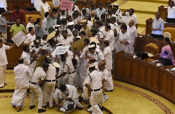 “#CAAவுக்கு ஆதரவாக செயல்படும்  ஆளுநரை நுழையவிடமாட்டோம்” :  கேரள எம்.எல்.ஏக்கள் சட்டப்பேரவையில் போராட்டம்!