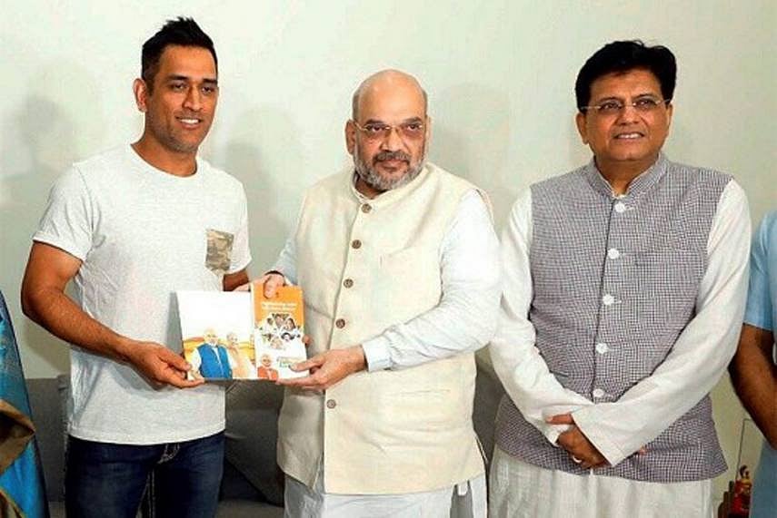 தப்பித்த தோனி... மாட்டிக்கொண்ட சாய்னா நேவால்..! - ஆட்டமும் அரசியலும்!