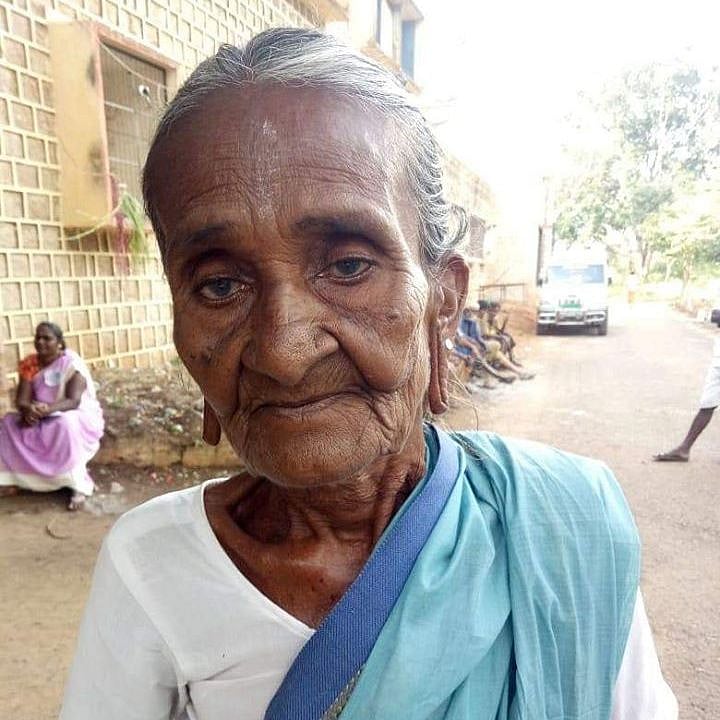 சந்தியா 21..வீரம்மாள் 79..சரஸ்வதி ’துப்புரவு தொழிலாளி’: வயதோ, தொழிலோ தடையில்லை- சாதித்த ‘சிங்கப் பெண்கள்’