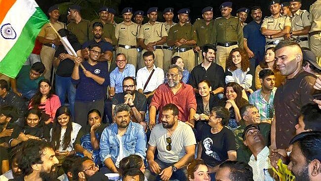 “பிரிவினை - வன்முறை  சித்தாந்தங்களை எதிர்ப்போம்!”: ஜே.என்.யூ மாணவர்களின் போராட்டக் களத்தில் பாலிவுட்!