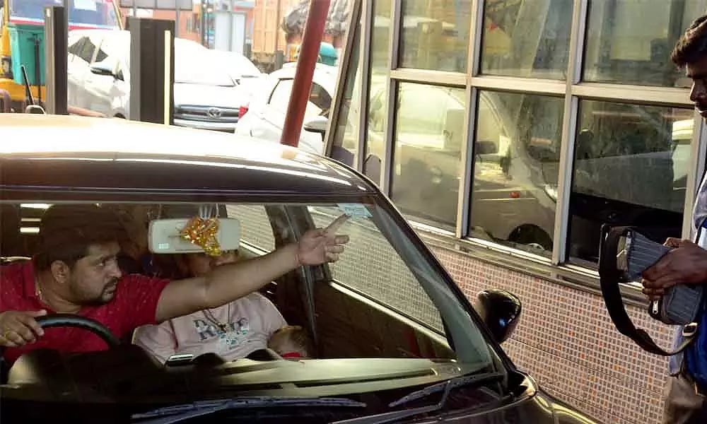 FasTag முறையால் சுங்கச்சாவடிகளில் காத்திருப்பு நேரம் 29% அதிகரிப்பு - அதிர்ச்சி தகவல்!