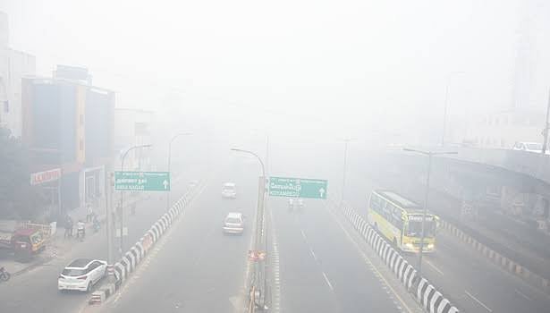 தமிழகம் முழுவதும் களைகட்டிய போகி பண்டிகை : புகை மண்டலமானது சென்னை!