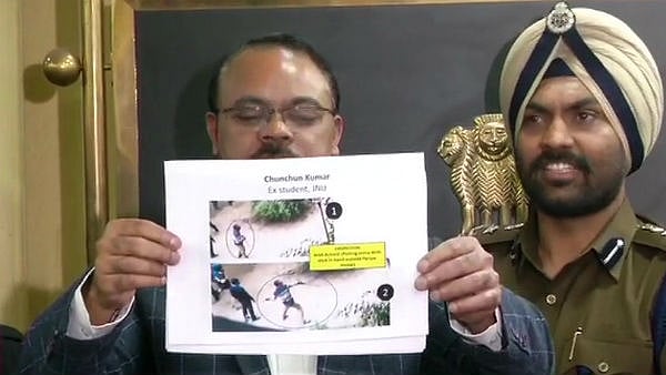 ஜே.என்.யூ வன்முறையில் சந்தேகிக்கப்படும் பட்டியலை வெளியிட்ட காவல்துறை - மாணவர்கள் அதிர்ச்சி!