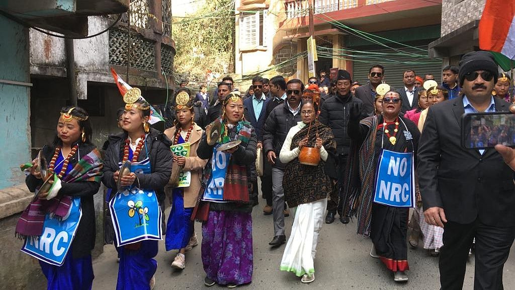 “நான் இருக்கும் வரை உங்களை யாராலும் தொடமுடியாது” : தொண்டர்களுடன் 4 கி.மீ தூரம் பேரணி சென்ற மம்தா!