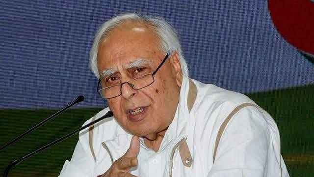 அறிவுரை என்ற பேரில் மாணவர்களின் நேரத்தை வீணடிக்கிறார் மோடி : கபில் சிபல் சாடல்!