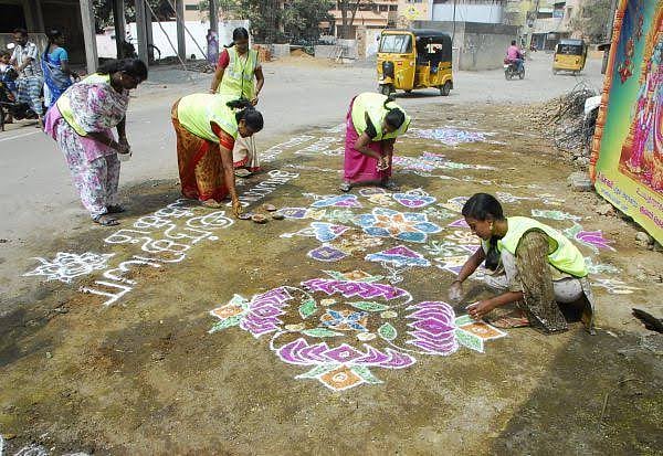 சாலையில் குப்பை கொட்டுவதை தடுக்க கோலம் போடும் சென்னை மாநகராட்சி: தி.மு.க தலைவர் மு.க.ஸ்டாலின் பாராட்டு!