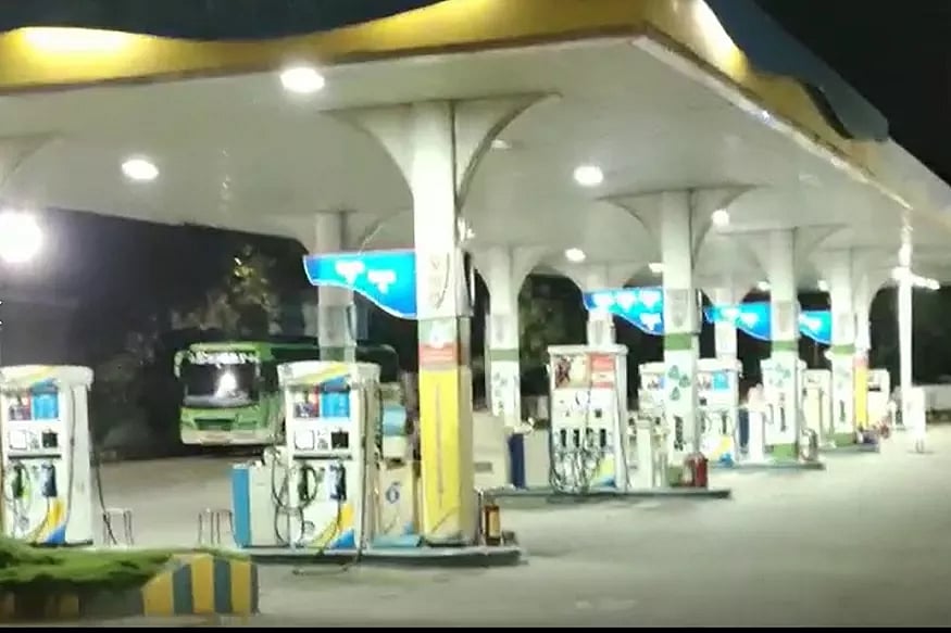 பெண் ஊழியர்கள் உடை மாற்றுவதை வீடியோ எடுத்த பெட்ரோல் பங்க்? : தட்டிக்கேட்ட ஊழியர் மீது தாக்குதல்!