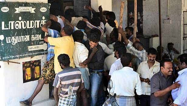 புத்தாண்டையொட்டி டாஸ்மாக் மூலம் கல்லா கட்டிய அ.தி.மு.க அரசு : படிப்படியாக மதுக்கடைகள் மூடல் இதுதானா?