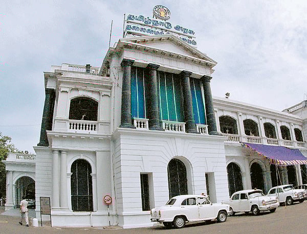 புத்தாண்டையொட்டி டாஸ்மாக் மூலம் கல்லா கட்டிய அ.தி.மு.க அரசு : படிப்படியாக மதுக்கடைகள் மூடல் இதுதானா?