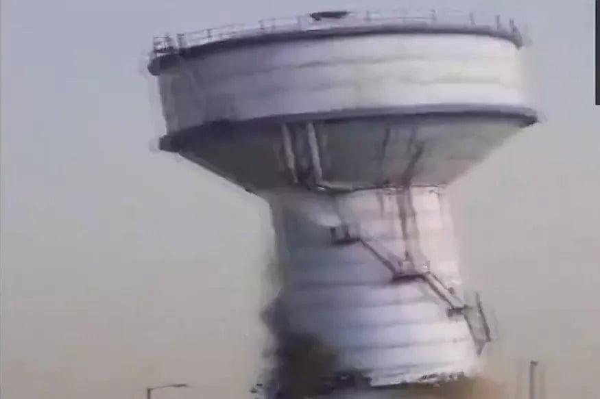 சல்லிசல்லியாக நொறுங்கிய நீர்த்தேக்கத் தொட்டி... கட்டி முடித்த 4 ஆண்டுகளில் சோகம்! - வைரலாகும் வீடியோ