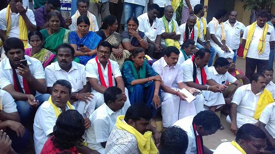 “முதலில் 17 வாக்குகள்.. பிறகு 2... கடைசியில் அ.தி.மு.க வேட்பாளர் வென்றதாக அறிவிப்பு” - கரூரில் முறைகேடு!