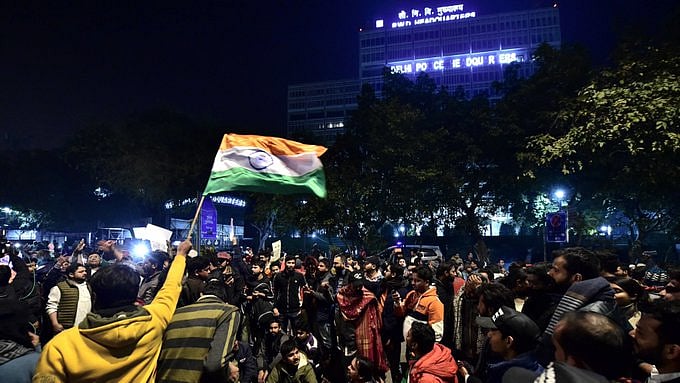 “கைகட்டி வேடிக்கை பார்த்த டெல்லி போலிஸ்” : காவல்துறை தலைமை அலுவலகத்தை முற்றுகையிட்டு மாணவர்கள் போராட்டம்!