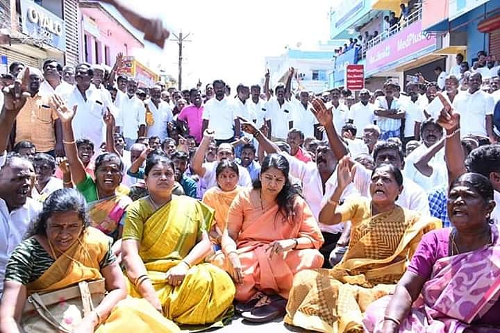 "நியாயம் வேண்டும்” - கோவில்பட்டி யூனியன் சேர்மன் தேர்தல் முறைகேட்டைக் கண்டித்து கனிமொழி எம்.பி தர்ணா!