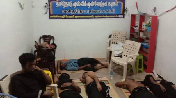 விபத்தில் சிக்கிய சபரிமலை பக்தர்களுக்கு ஓடிவந்து உதவிய இஸ்லாமியர்கள் : தென்காசியில் நெகிழ்ச்சி சம்பவம்!