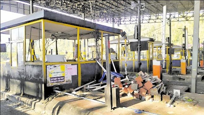 செங்கல்பட்டு டோல்கேட் தகராறின் போது 18 லட்சம் ரூபாய் மாயம் : திருடு போனது உண்மையா என போலிஸ் விசாரணை!