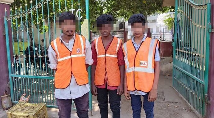 போலிஸ் வாகனத்தில் ஏறி ‘டிக்டாக்’ வீடியோ எடுத்த  இளைஞர்களுக்கு  தூத்துக்குடி காவல்துறை கொடுத்த தண்டனை!