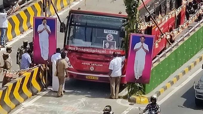 ஒரு பேருந்து செல்லக்கூட வழியில்லாத புதிய பாலம் : அ.தி.மு.க பேனரால்  சிக்கிக்கொண்ட அரசுப் பேருந்து!