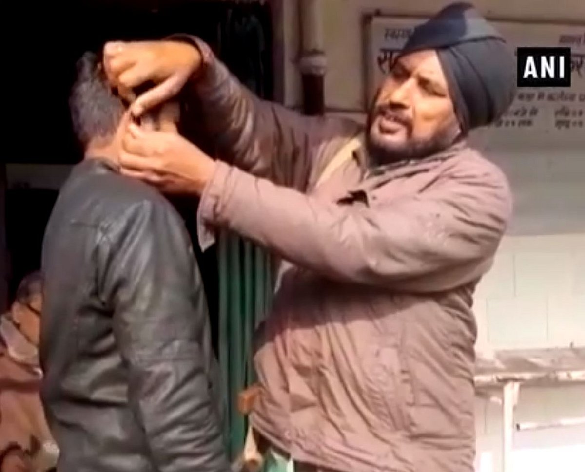 'வசூல்ராஜா MBBS' பாணியில்  காப்பி அடித்த நபர் : பீகார் காவலர் தேர்வின்போது நூதனச் செயல்!