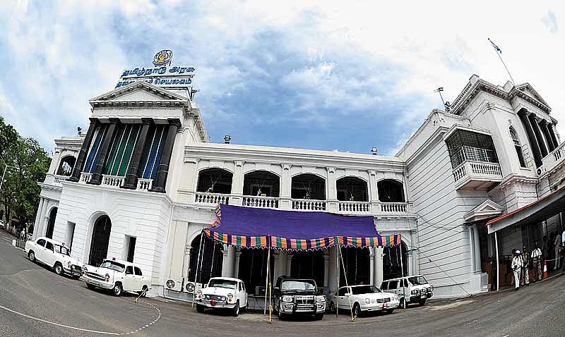 கோட்டை கொத்தளத்துக்கு அருகே கழிவறையா? - தமிழக அரசுக்கு சமூக ஆர்வலர்கள் கண்டனம்!