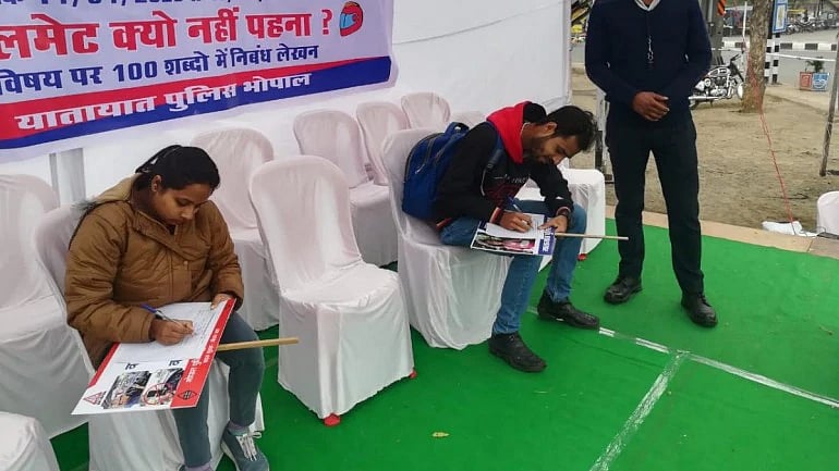 ஹெல்மெட் அணியாத வாகன ஓட்டிகளுக்கு போலிஸார் வழங்கிய நூதன தண்டனை!