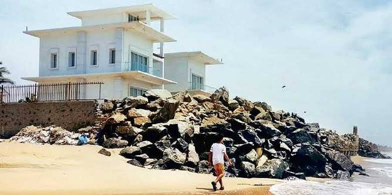 மரடு குடியிருப்பு எதிரொலி: முட்டுக்காட்டில் விதிகளை மீறி கட்டப்பட்ட பங்களாவை இடிக்க ஐகோர்ட் உத்தரவு!