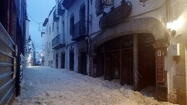 பொங்கிய கடல்... நுரையில் மிதக்கும் நகரம் - ஸ்பெயின் மக்கள் அச்சம்! (Video)