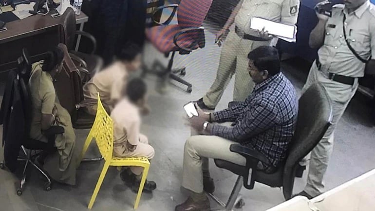 #CAA-வுக்கு எதிராக நாடகம் நடத்திய பள்ளி மீது தேசதுரோக வழக்கு : 4ம் வகுப்பு மாணவர்களிடம் போலிஸார் விசாரணை!