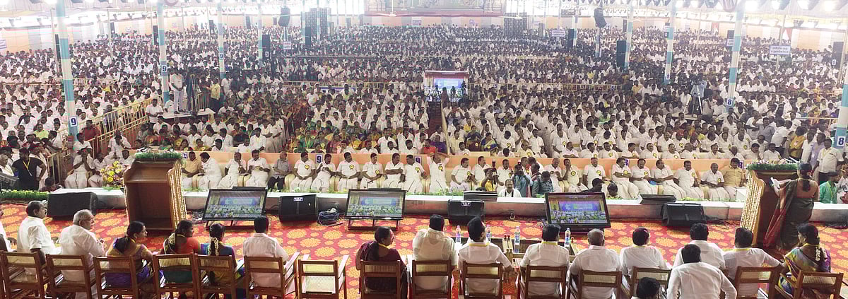 “மக்களிடம் செல்வோம், மக்கள் மனங்களை வெல்வோம்”- உள்ளாட்சி பிரதிநிதிகள் மாநாட்டில் சூளுரைத்த மு.க.ஸ்டாலின்!