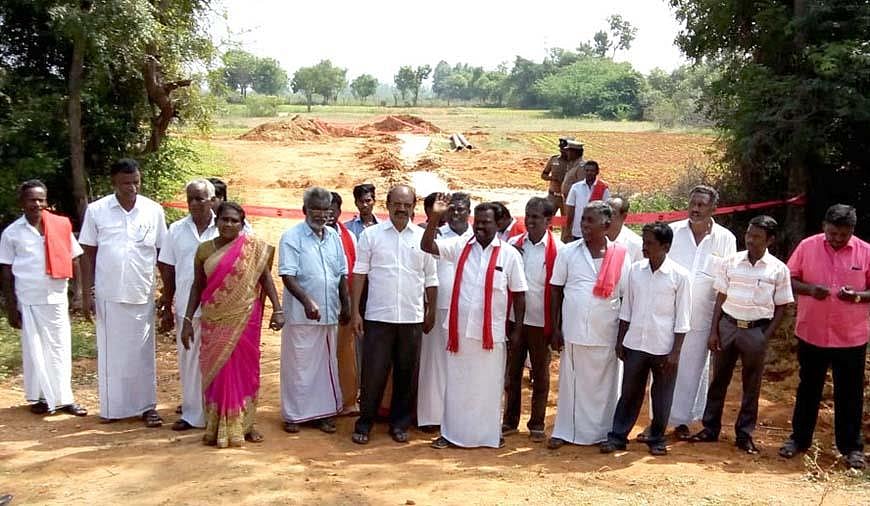 எரிவாயு குழாய் பதிக்க விளைநிலங்களில் குழிதோண்டிய எண்ணெய் நிறுவனம் விரட்டியடிப்பு - தஞ்சை அருகே பரபரப்பு!